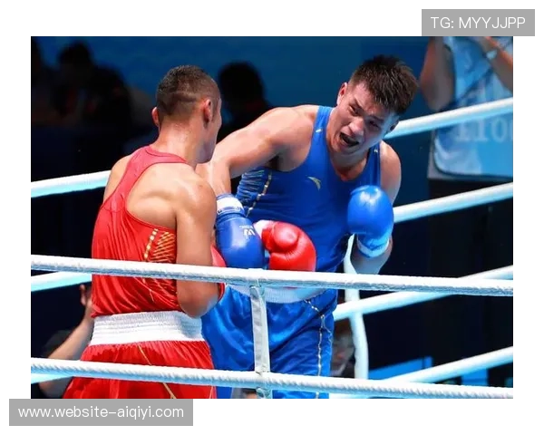 拳击老将刘伟跪别拳台，折叠战袍深情亲吻赛场